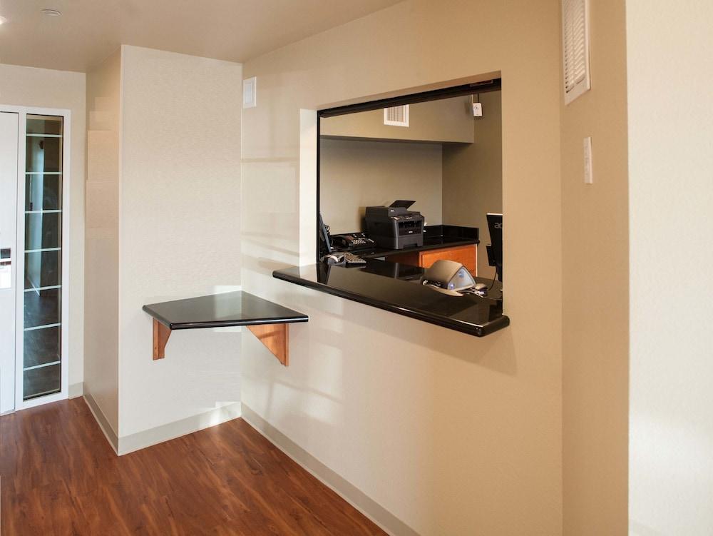 Suburban Studios Watford City Extérieur photo